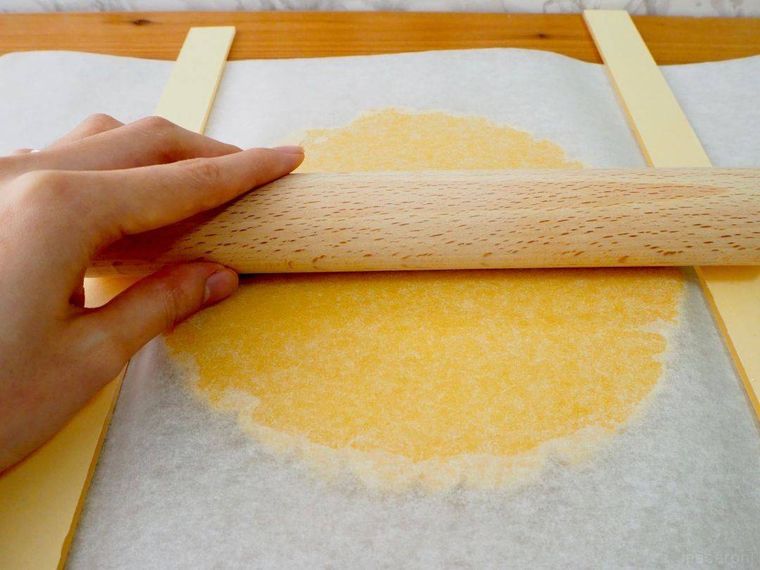 薄く伸ばされたタルト生地とめん棒