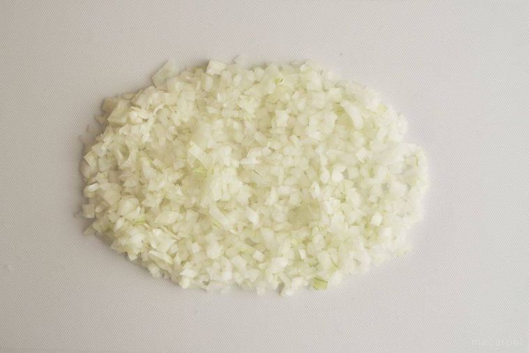 まな板の上のみじん切りにした玉ねぎ