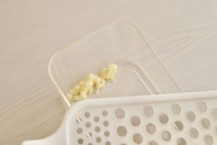 すりおろし器でペースト状になったにんにく