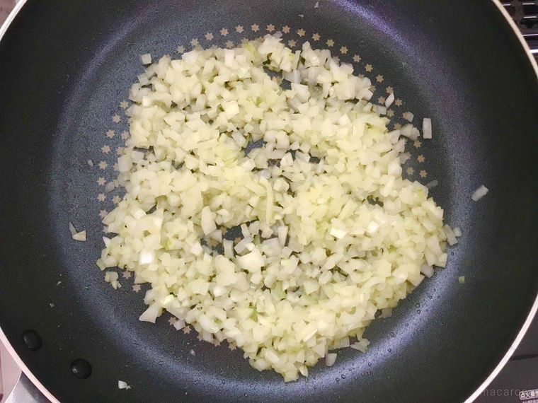 フライパンの中の炒め玉ねぎ