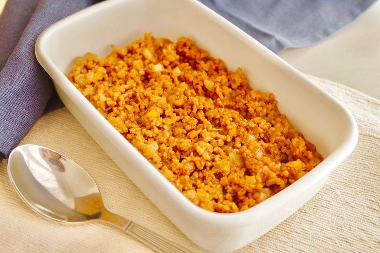 白い保存容器に入れられスプーンをそえられたタコスミート