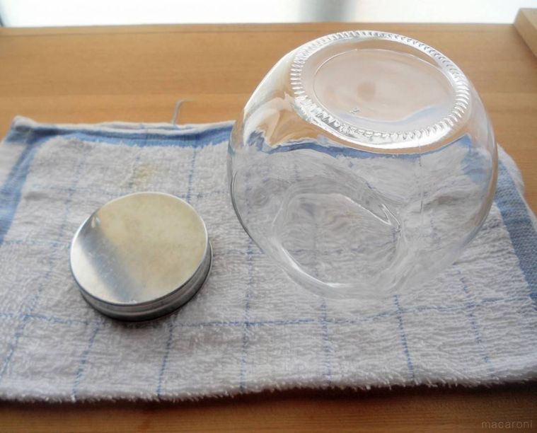 煮沸した保存瓶を乾かしている様子