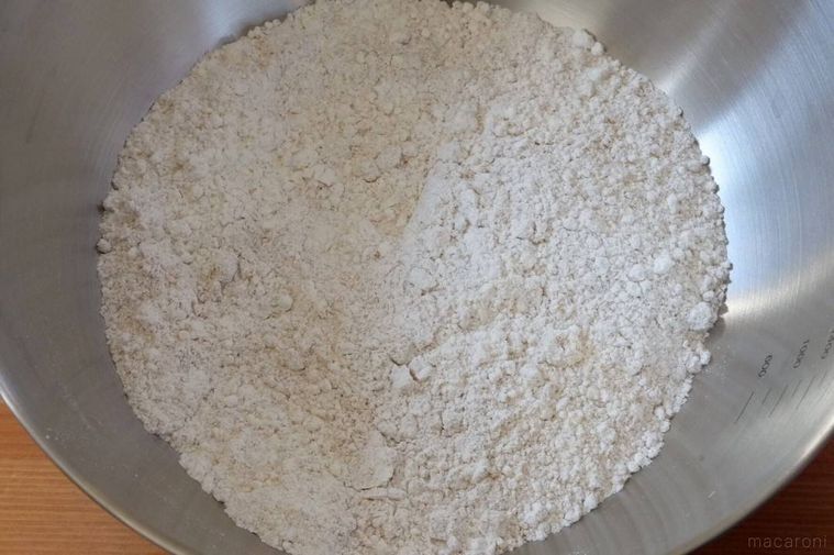 ボウルの中の混ぜ合わせた粉類