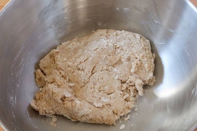 ボウルの中の全粒粉スコーンの生地