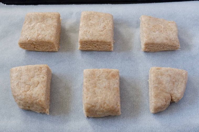 天板にのせた焼く前のスコーン