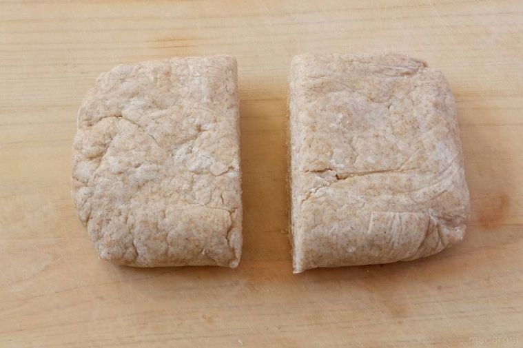 まな板の上の半分に切ったスコーンの生地