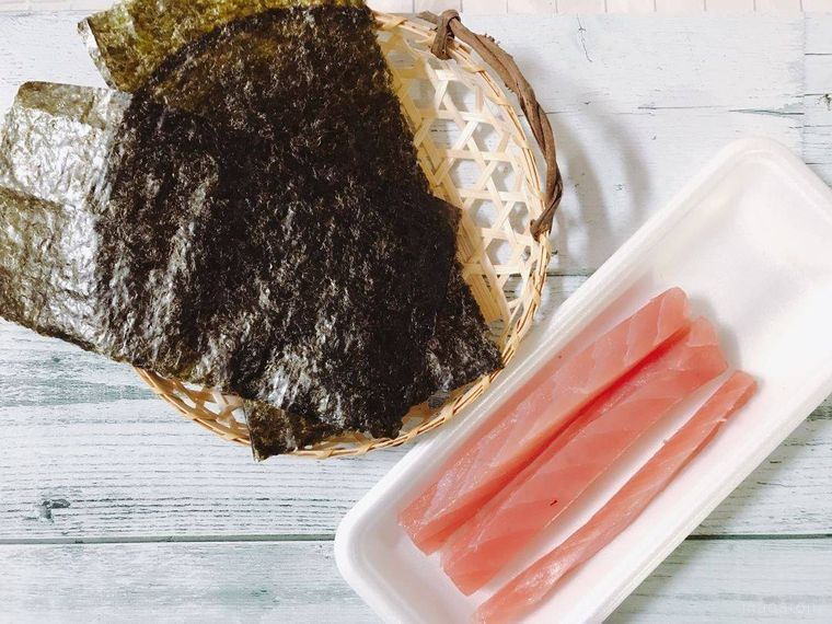 半分に切った海苔と、短冊に切ったマグロ