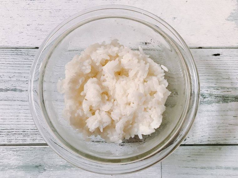 ボウルに入った酢飯