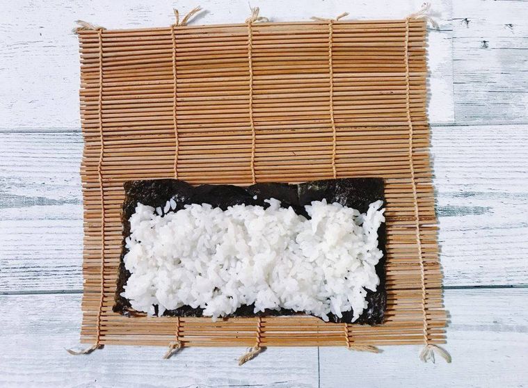 巻きすの上の海苔と酢飯