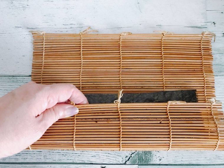 巻きすで巻く細巻き