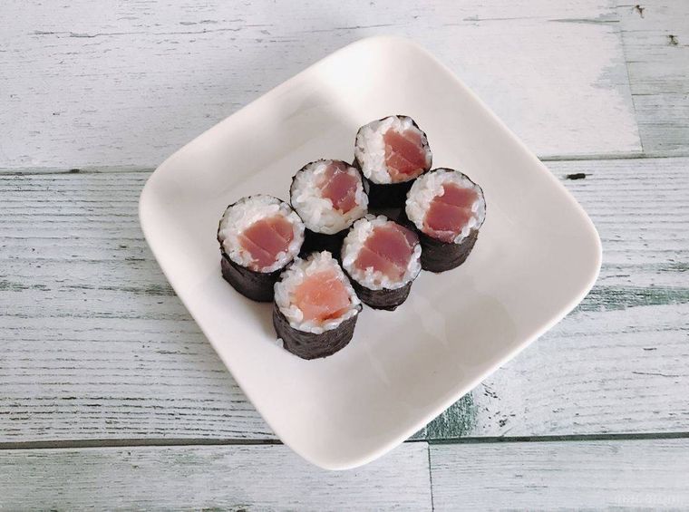 白いお皿に盛り付けた細巻き