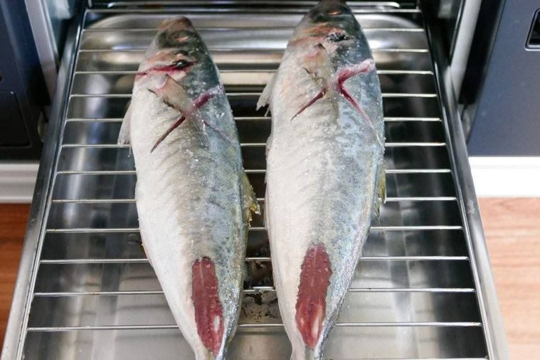 あじを2尾のせたグリル内の焼き網