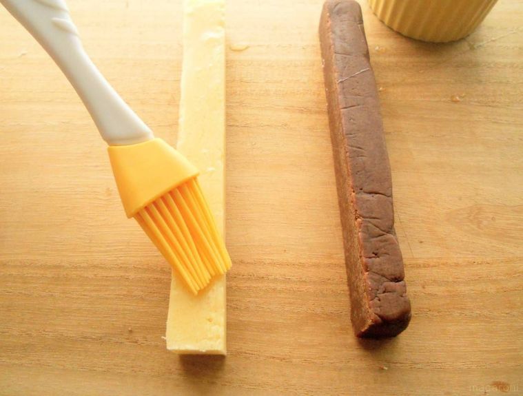 プレーン生地の側面に卵白をはけで塗っている様子