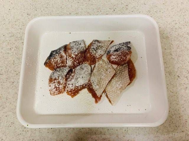 小麦粉をまぶした生鮭ののった白いトレー