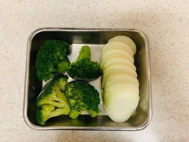 下ゆでしたブロッコリーとスライスした玉ねぎがのった金属トレー