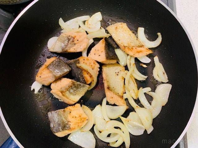 フライパンで炒めている鮭と玉ねぎ