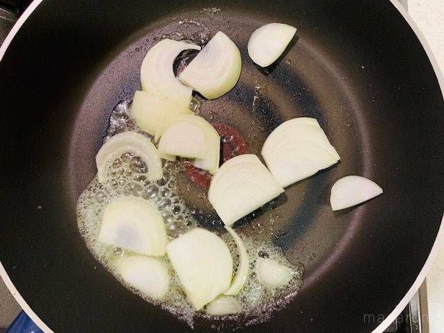 バターを熱したフライパンで炒めている玉ねぎ