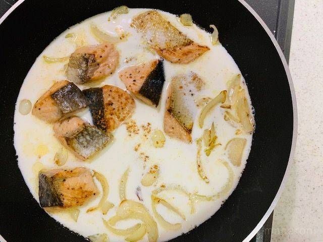牛乳を注いだ、フライパンで炒めた鮭と玉ねぎ