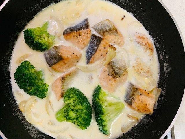 フライパンで煮ている鮭とブロッコリーのクリーム煮