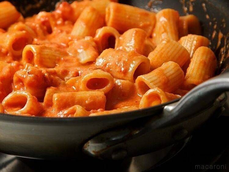 トマトクリームリガトーニが入った黒いフライパン