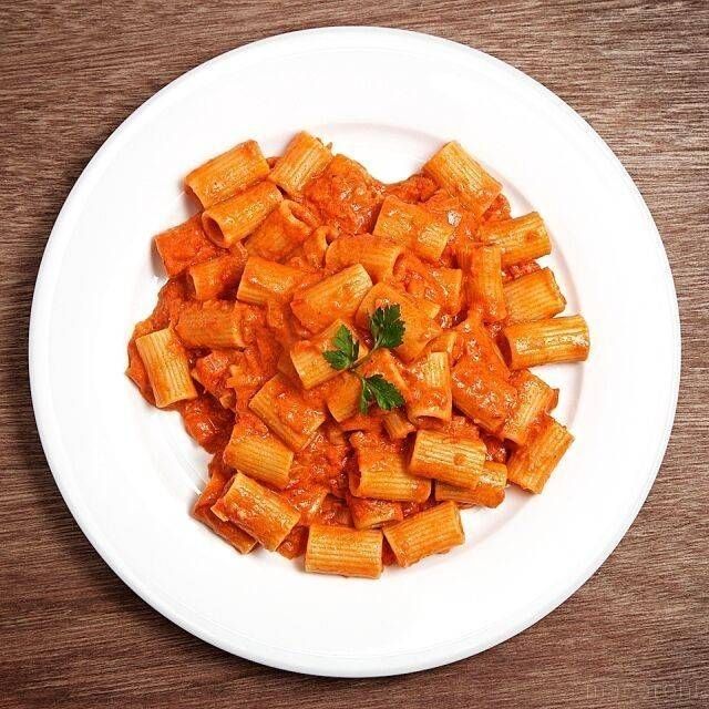 白い丸皿に盛り付けた、トマトクリームのリガトーニ