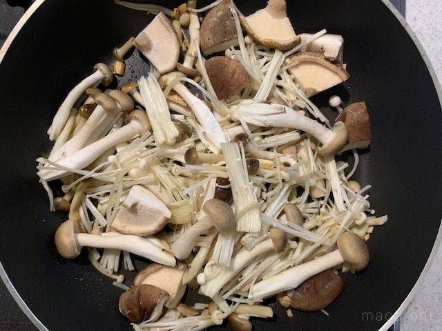フライパンで炒めているしいたけやしめじ、えのき