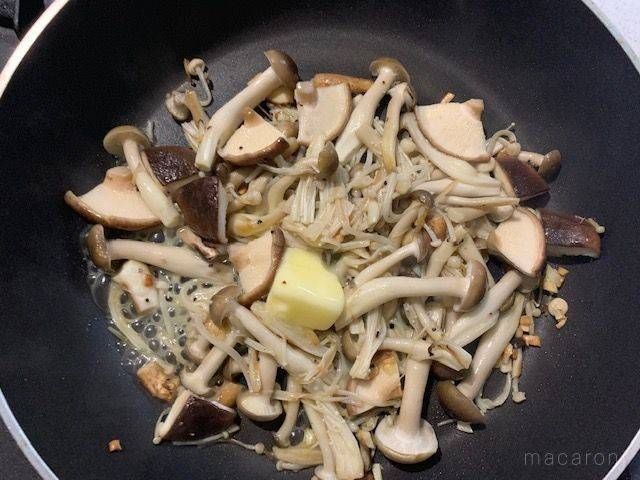 バターで仕上げているきのこ炒めをのせたフライパン