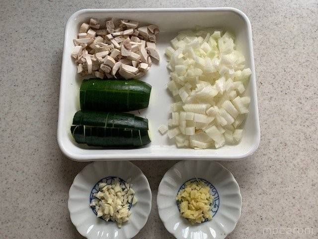 白いバットに入った、粗みじん切りにしたズッキーニ、玉ねぎ、マッシュルームなどの材料