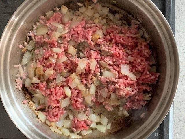 玉ねぎと合い挽き肉を、鍋で炒めている様子