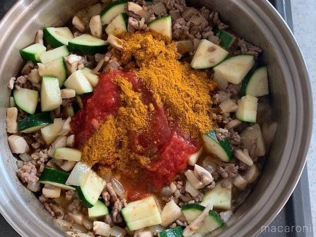 ズッキーニ、カレー粉、合い挽き肉などを加えた鍋