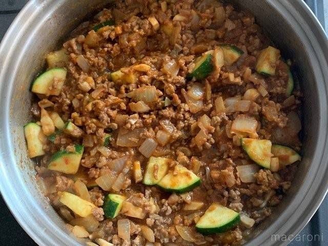 鍋でドライカレーを煮詰めている様子