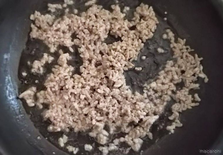 フライパンで炒められ、火が通ったひき肉