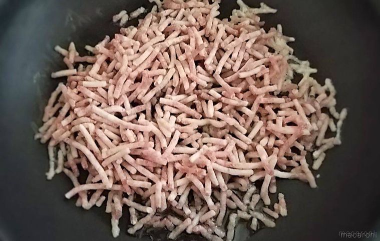 フライパンでひき肉を炒めている様子