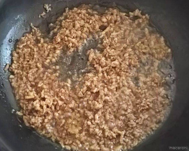フライパンに入っているひき肉に、合わせ調味料を加えた様子