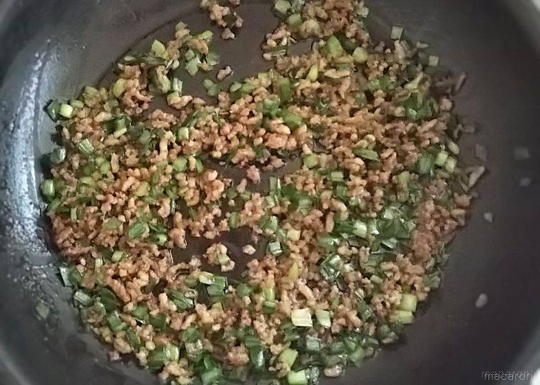 フライパンで炒められ、仕上がったニラとひき肉のそぼろ