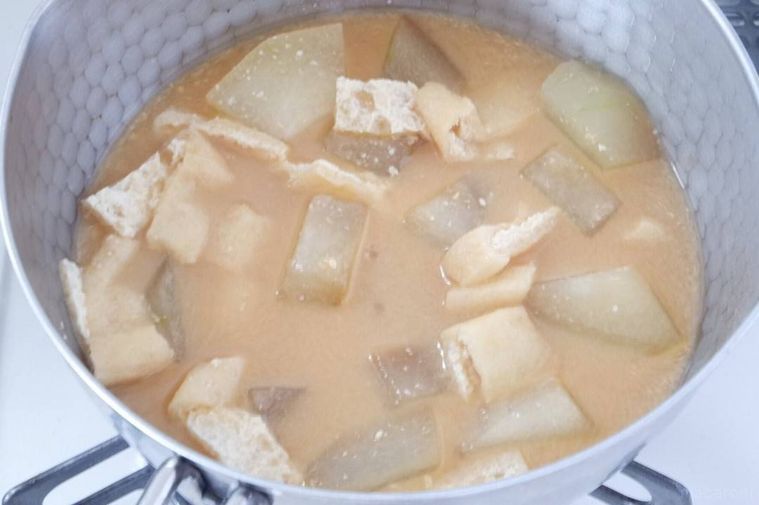 鍋の中の冬瓜の味噌汁