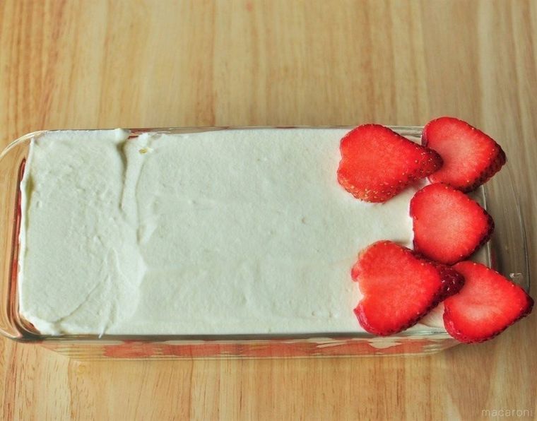 クリームの上に並べられたいちご