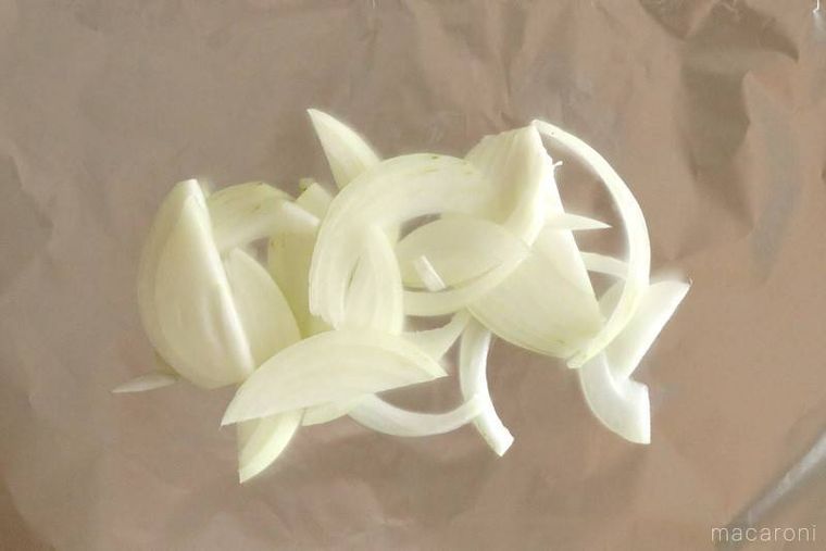 玉ねぎに生鮭をのせてマヨネーズを塗った様子