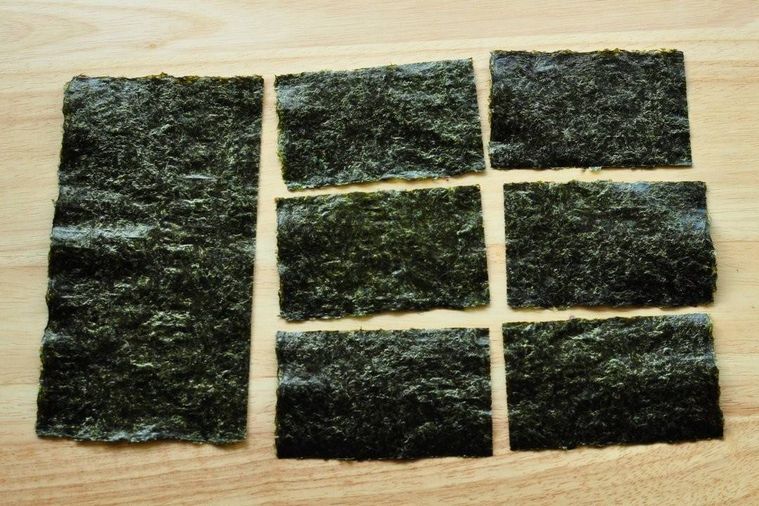 テーブルの上に並べられたカット済みの海苔