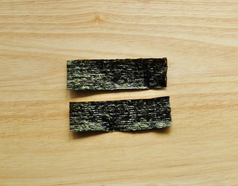 テーブルの上に並べられた112サイズの海苔2枚