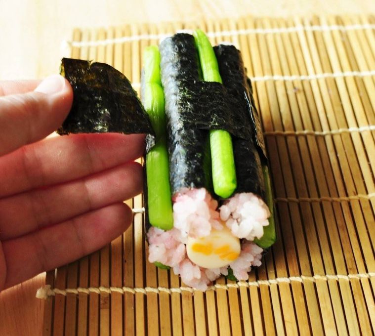 海苔巻きの束にカットした海苔を帯状に巻いている