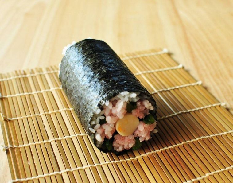 巻きすの上に置かれた飾り巻き寿司の完成品