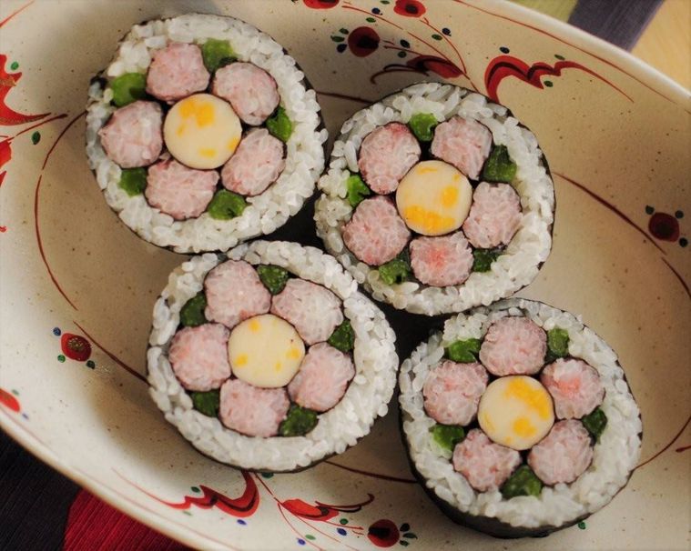 深皿に盛りつけられた飾り巻き寿司