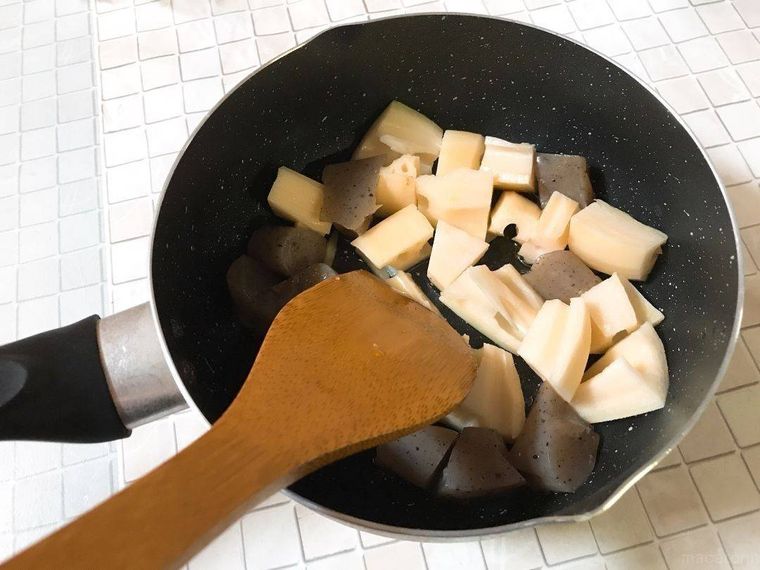 鍋でれんこんとこんにゃくを炒めている様子