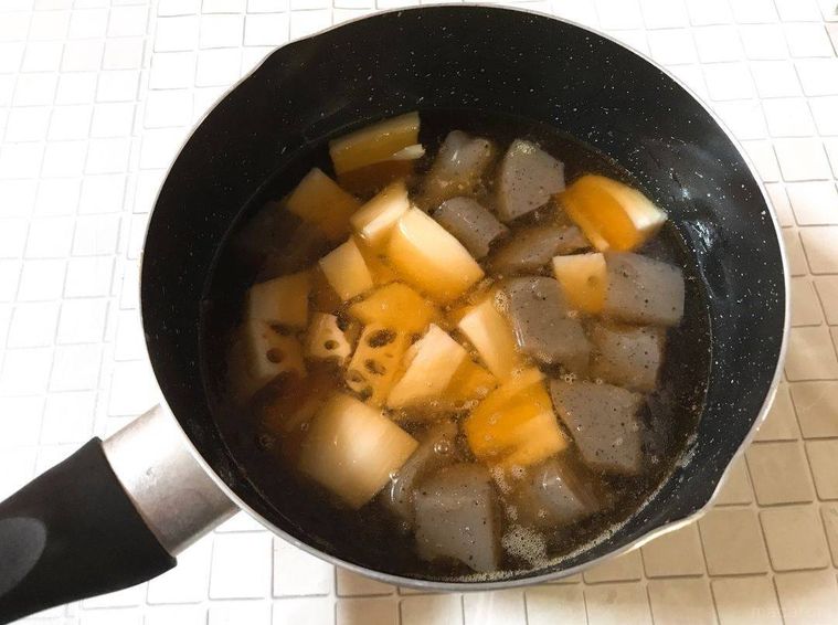 れんこんとこんにゃくを煮込んでいる鍋