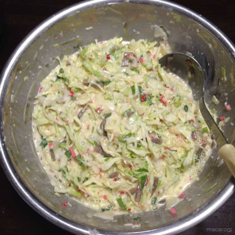 ボールの中のお好み焼きの食材