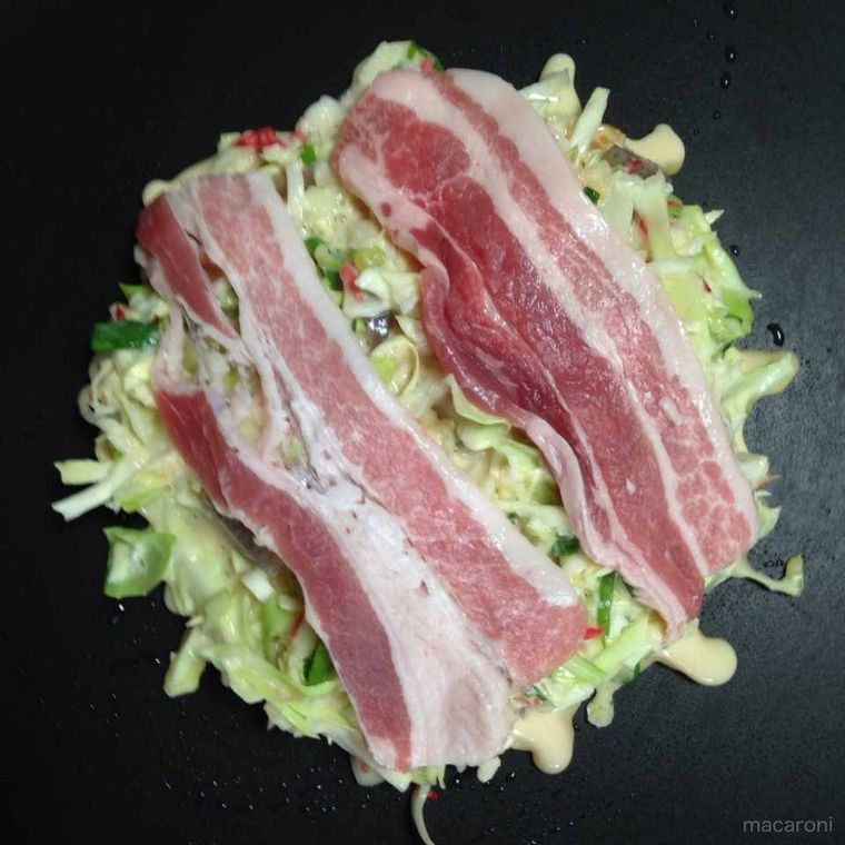 黒いフライパンの中のお好み焼き