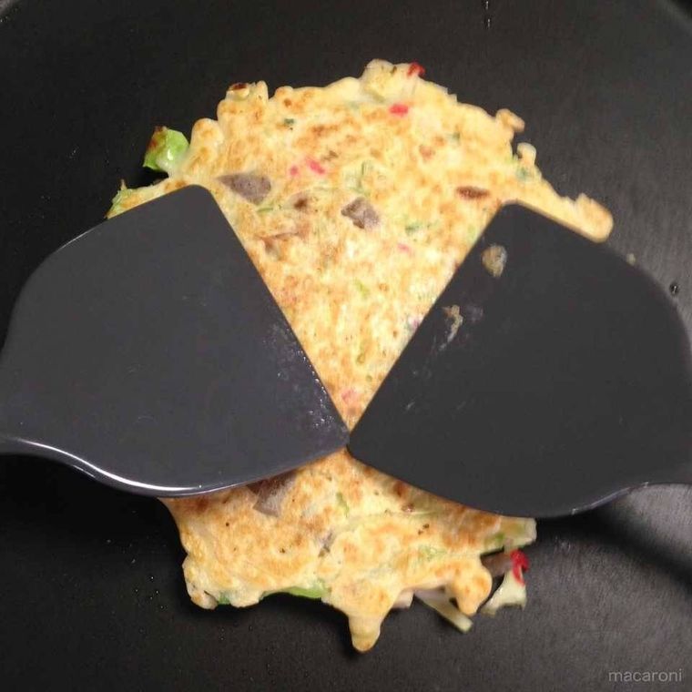 フライパンの中のお好み焼き