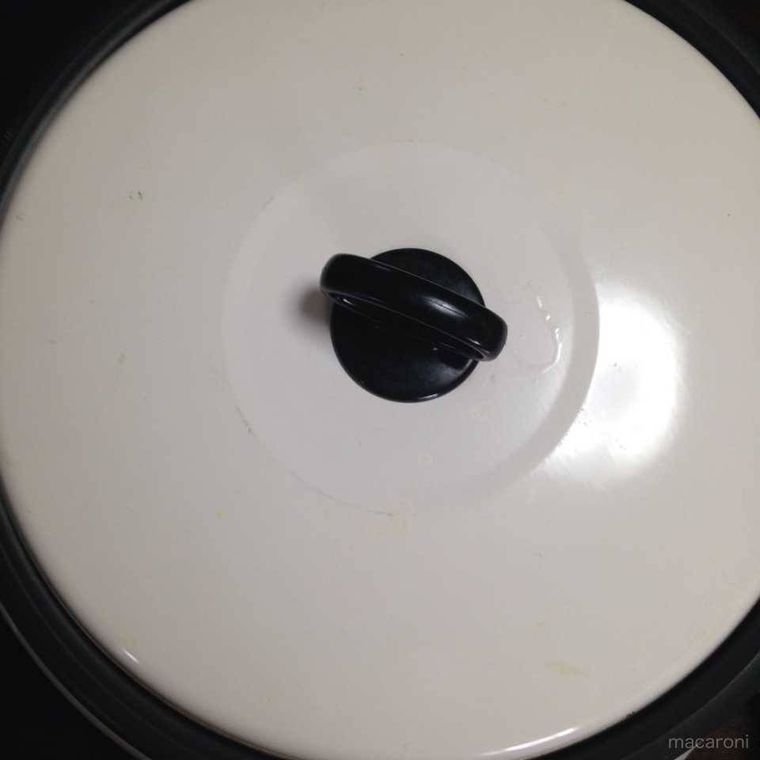 白いフタのフライパン