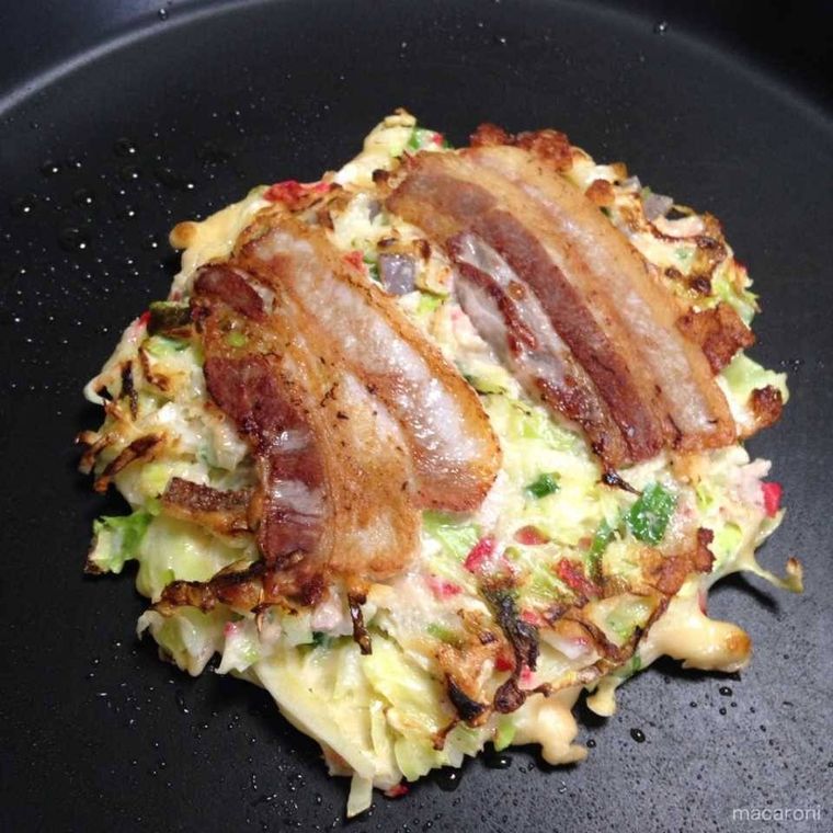 フライパンの中のお好み焼き